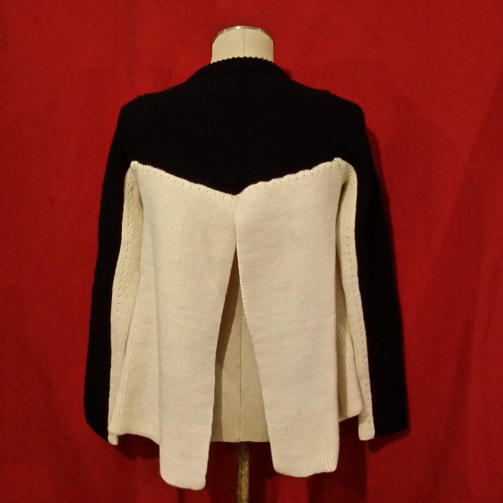 Charming Design By Korea Beige/Black sweater
